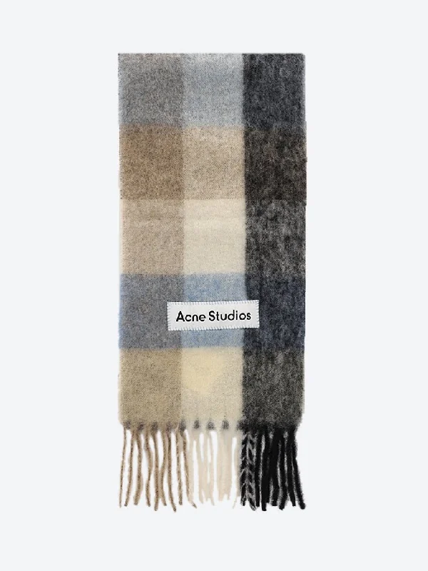 Checked wool fringe scarf